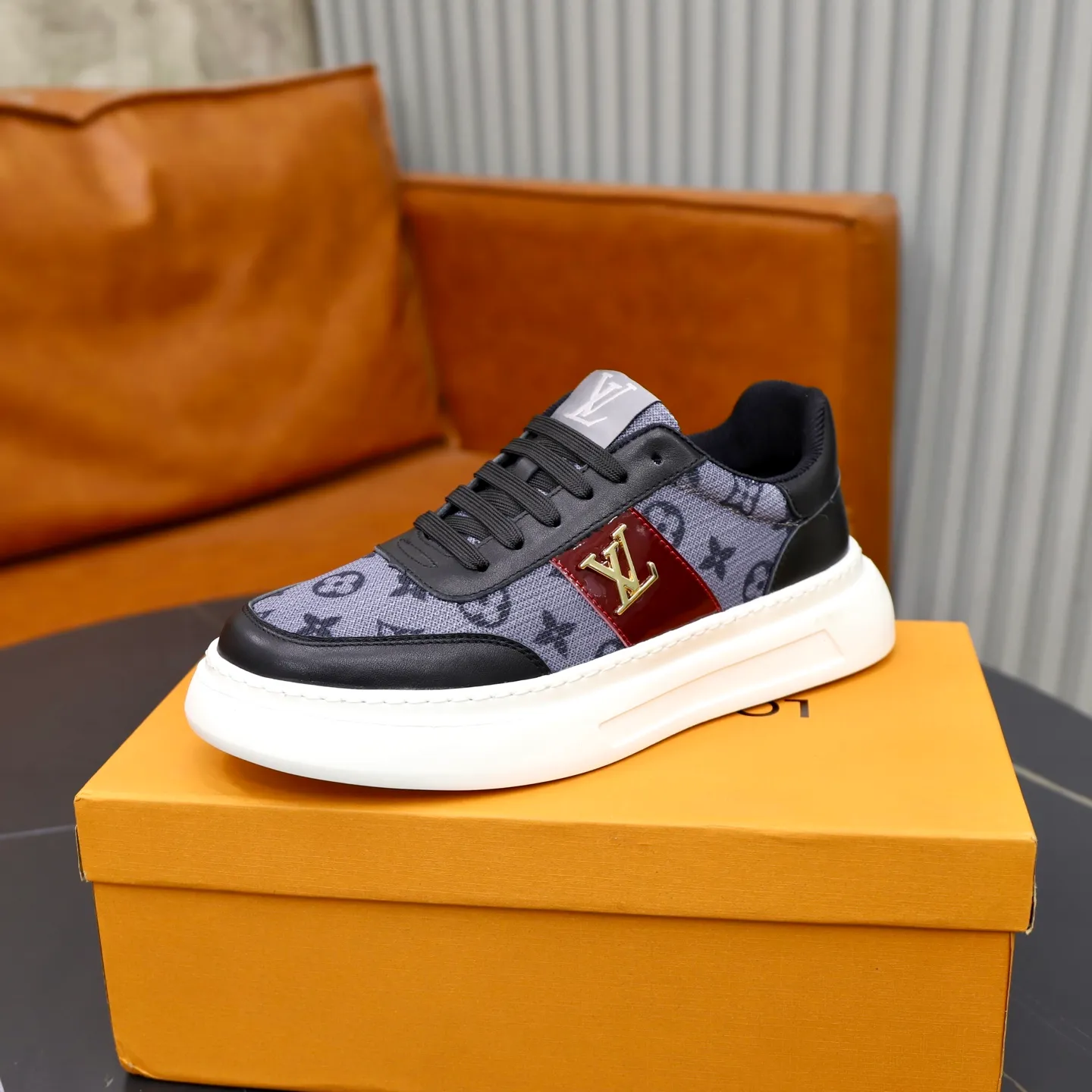 Ex-factory price: 420💰🙅‍♂️🙅‍♂️🙅‍♂️ Brand: LV Louis Vuitton Standard code: 38-44 (45 customized) Grade: Same as the official website Material: Original cowhide splicing fabric Comfortable cowhide lining Increased lightness, wear-resistant and soft outsole Style category: Men's fashionable casual shoes Running sneakers Distinguished luxury brand elements Top luxury Color: actual picture color